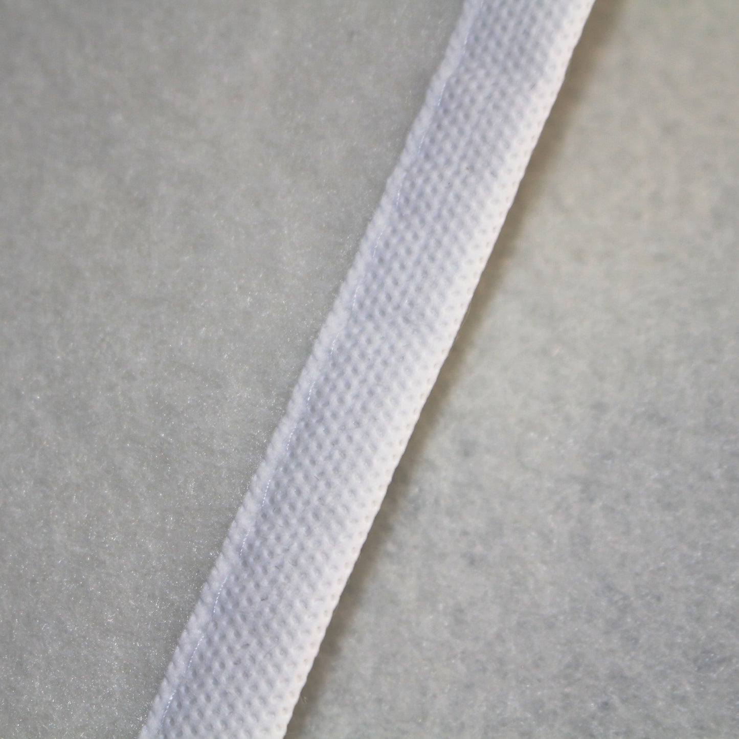 Rutschfeste Matratzenunterlage mit Noppen – Atmungsaktiv, sicherer Halt & Schutz